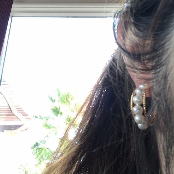 Gold tone & 6 pearls post earrings. - Picture 6 of 6